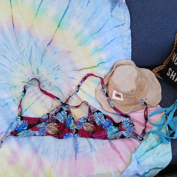 Tropical Leaf Print Bikini Top - Picture 2 of 2